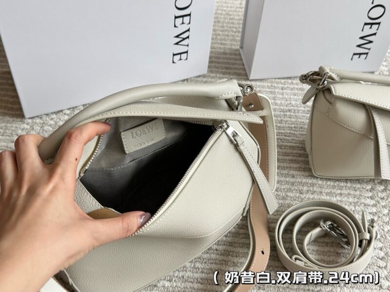 285 310 box
Size: 18 * 11cm (small size)
24 * 15cm (large size)
Loewe Geometry Package Puzzle
A very textured color,
Grey blue Puzzle Edge is very advanced!
?? Cowhide quality!
Completely hold on!