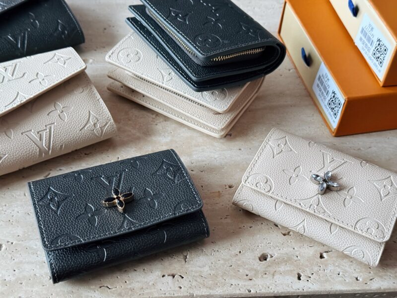 e730738daf.jpg 145 box cowhide
L's new cowhide milkshake white/gray wallet!
Do you dare to say that you can resist its aura
Great layout!
Compact and practical