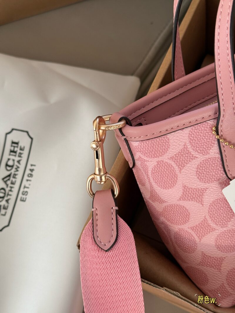 e7318fabcf.jpg 210 box double shoulder strap
size:15*14cm
New Product C Mini Tote City15
April rouge powder
A cute little one is enough for daily use!
City, this mini tote! So cute!!
The most suitable small bag to carry in summer is none other than him