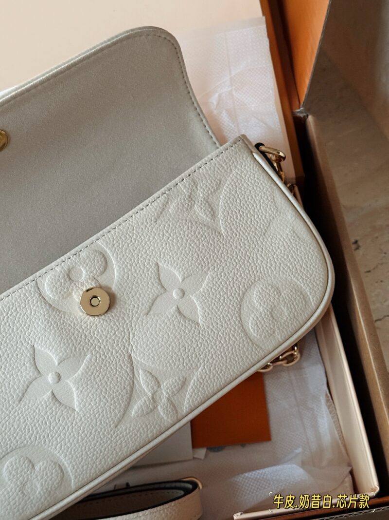 290 complete set of packaging
size：23*12cm
Original version released ?? 
New Ivy full leather embossed chip model!
L's white ivy has become rich and beautiful
Physical Milk Whistling Drops~
Super suitable for summer
The first layer of cowhide h...