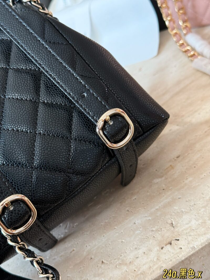 e76d526e5a.jpg 290 boxes
size:18*19cm
Xiaoxiang Home Duma 24V Backpack
Take the princess home with a heartbeat
Cute love
The cutest backpack of the season
? Single shoulder ? Double shoulder ? Handheld