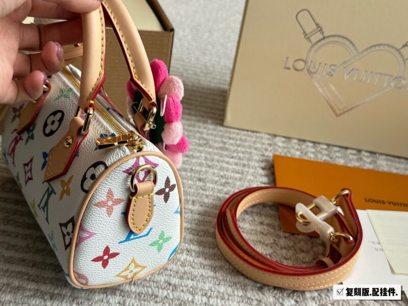 e7723bb459.jpg 215 Remastered Edition (Comes with Box)
size:16*10cm
Murakami Takashi Joint Cooperation Payment
L Home SS2022 Speedy Nano
Purchasing channels
Taiwanese customers order vintage flowers+hardware+color changing leather
The shoulder strap can be disass...