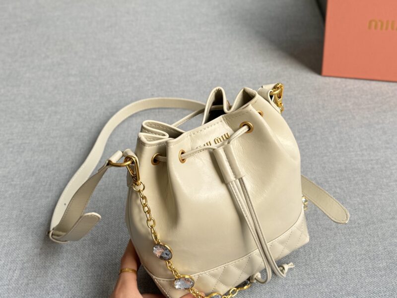e77ee75ab7.jpg 205 Tian Di Gai
size:17×21
MIU MIU Water Diamond Chain Bucket Bag
Miumiu new bucket bag, elegant women's daily preferred choice
Cute and loving little bucket