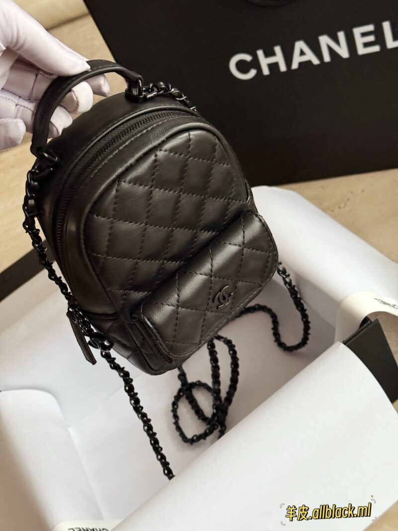 e791dff249.jpg 265/sheepskin box
size:13*18cm
Xiaoxiangjia's new 24c backpack
This season's stir fried chicken with cute little shoulders
It looks very small, but the capacity is quite large. There are also many ways to memorize it, which is very nice
25P all bla...