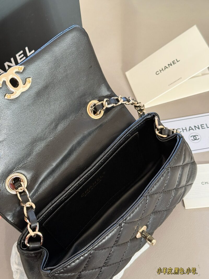 275, 280 box top lambskin
Size: 20 * 12cm (small size)
22 * 14cm (large size)
25S Treasure Black Horse
Xiaoxiangjia Mini CF~
There is this cute and cost-effective little one available
Black lambskin+light gold swivel buckle
Chanel's most classic conf...