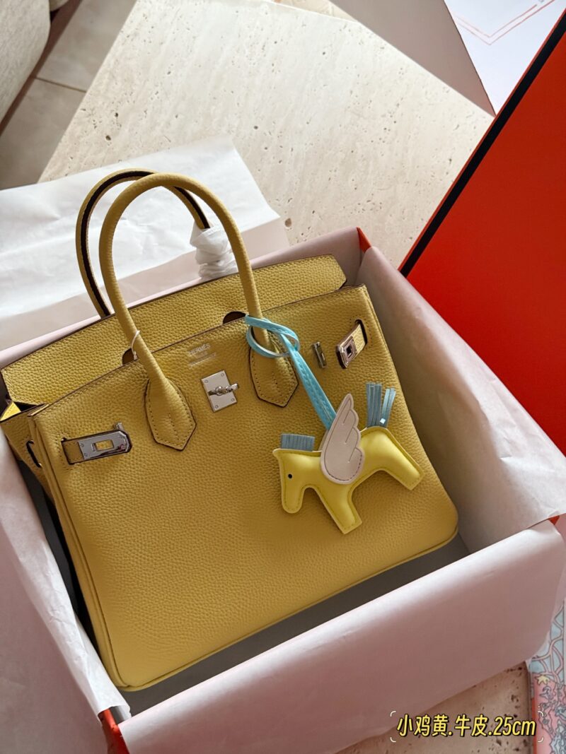 e7be2a61f0.jpg 325 345 with complete packaging
size:25cm/30cm
The season for carrying platinum bags has arrived
Bk25 Original Quality ??
Hermes | Birkin 25 Lychee patterned cowhide
That's really amazing, it's both salty and sweet
A stunningly beautiful birkin...