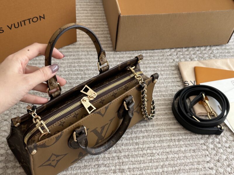 e7c2234d0d.jpg 265 box new model
size:25*13cm
Highly anticipated by everyone!
L Home OnTheGo East West
Little sisters, look
This small tote is your life bag
? Configure chain/leather shoulder strap