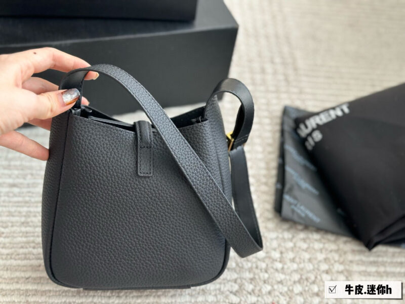 e7c30a0462.jpg 240 box cowhide
Size: 16 * 15cm (Mini)(
Who hasn't owned it yet
ysl soft hobo! I really love this bag
Extremely practical!
Choose it for the big bag~
The leather feels so good!