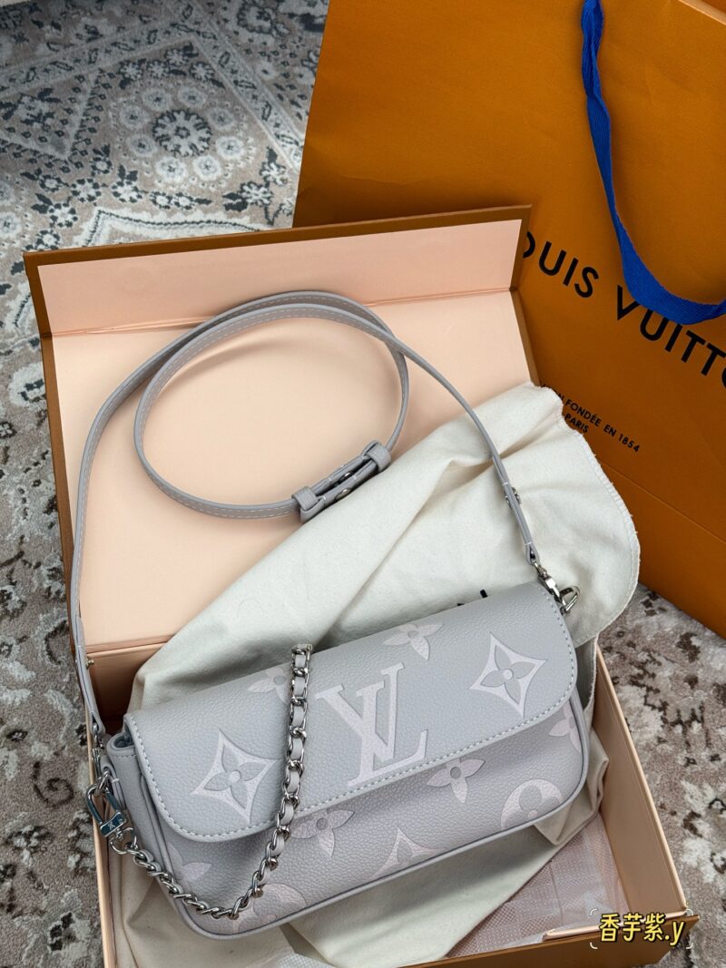 e7c5a6781e.jpg 195 full set of packaging
size:23*12cm
L's new Ivy embossed model
New taro purple LvIvy armpit bag
The new color is really beautiful!!
This lavender is gray toned lavender!
It's both durable and gentle!
Why are designers so good at color matching!