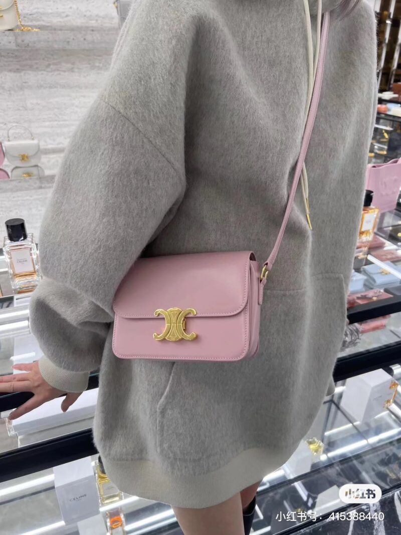 e7de5ce462.jpg CELINE 2023 New Year Series Popularity Pack with Dreamy Cherry Blossom Powder CELINE, this "cherry blossom powder" is so beautiful that it's too foul! Classic small square bag, half The moon saddle is dyed with dreamy pink, and Lisa and Jessica are s...