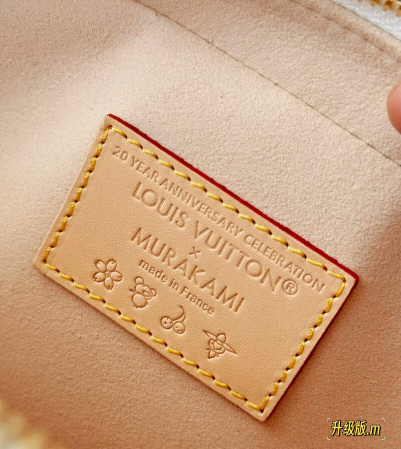 e7de703c02.jpg 330 box upgrade version m
size:27*19cm
L's Takashi Murakami bowling
My favorite bag with white tri color this time!
The physical object is very beautiful#
A whole retro millennium feeling,
The capacity inside is also very large,
Holding it in hand ...