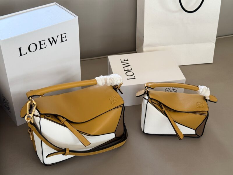 e7e97686ce.jpg 225 255 box
Size: 18 * 10cm (mini)
24 * 15cm (large size)
Loewe Geometry Package Puzzle
Truly cannot be missed,
?? Cowhide quality!
Completely hold on!
Even high-level ones have to overflow