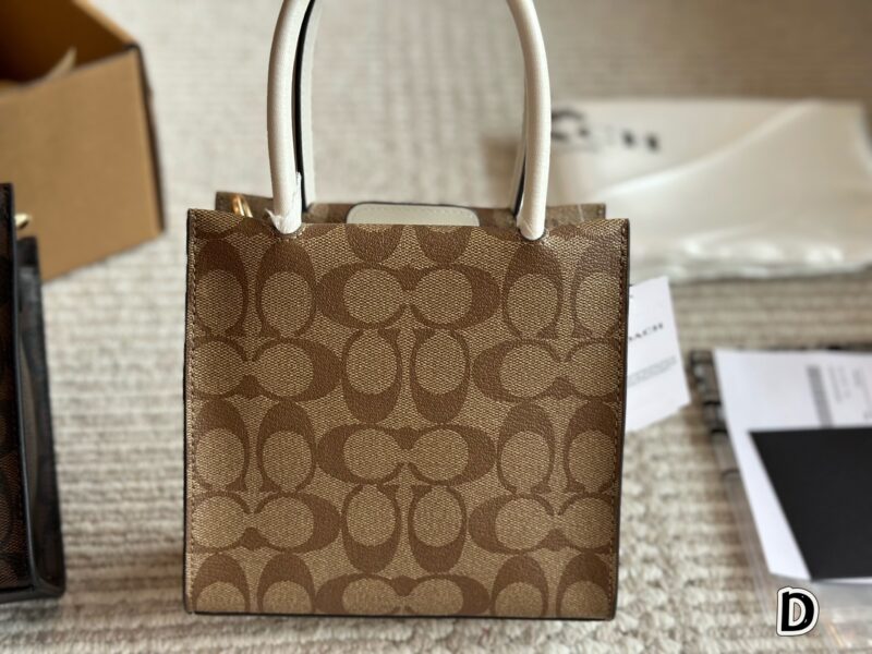 e7eb0ab02b.jpg 210 box
size:17*17cm
Sincerely recommend this one!
I've been carrying it out lately!
C Family Cally Music Album Pack
The shoulder strap can be disassembled
There are suction buckles inside
Practical and convenient