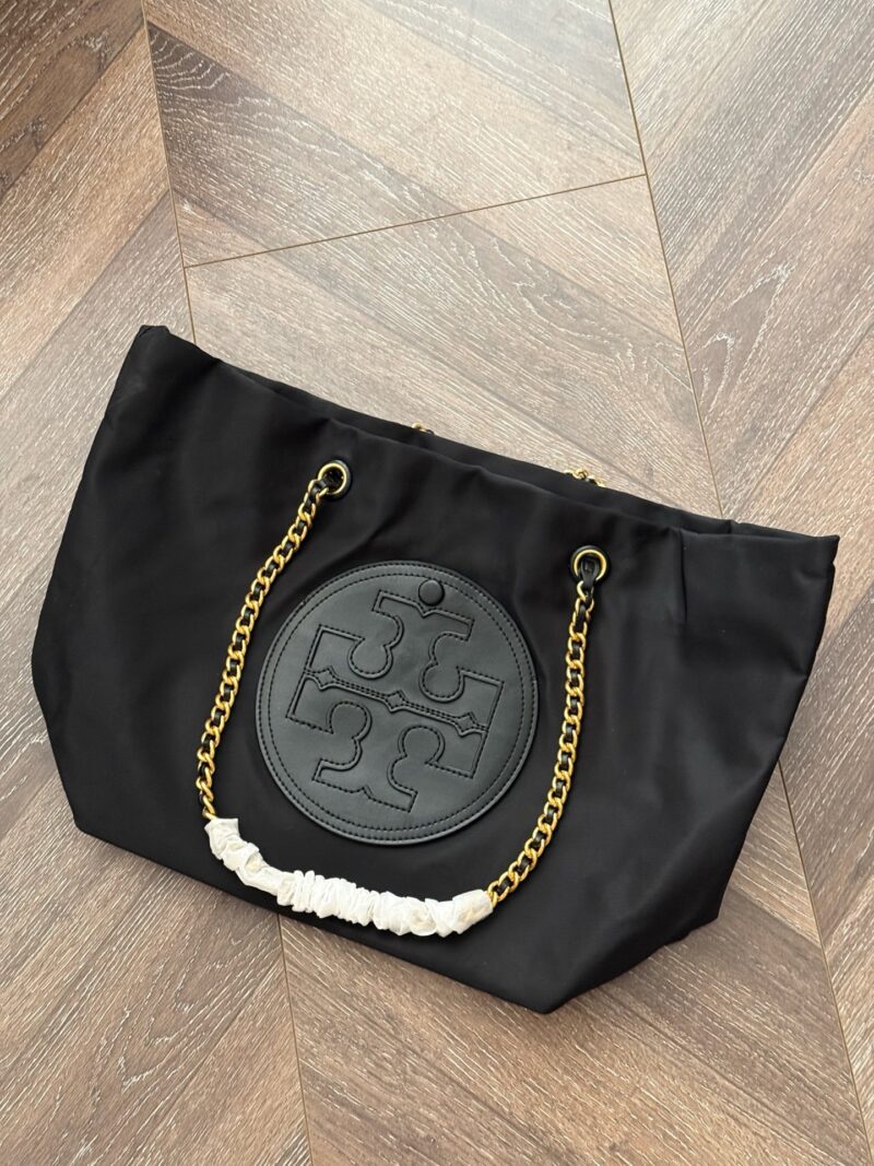 e7ec758d23.jpg 215 boxes
Size: 31 * 28cm
High version ?
TB ella Nylon Canvas Bag
New Tote One
The nylon chain bag is really beautiful
Original canvas ? Cowhide splicing
You can also put it in with sufficient capacity