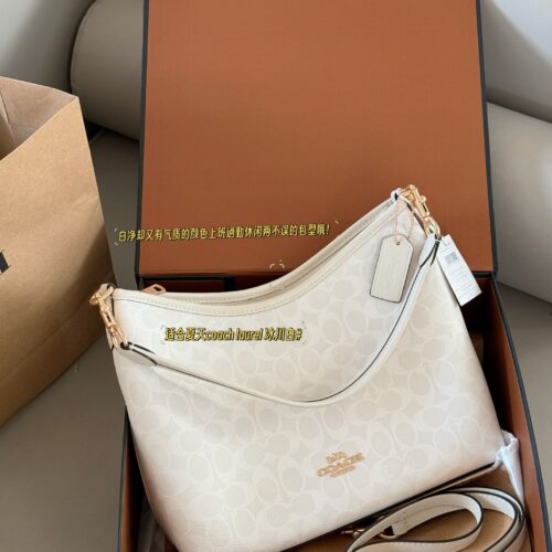 235 box
size：31*23cm
Coach C's new Laurel
The wandering bag is truly stunning. Underarm bag hobo
Casual, lazy, easy to handle
Two shoulder straps, one long and one short
Shoulder, crossbody, hand-held, armpit, back
They can be freely versatile
Ther...