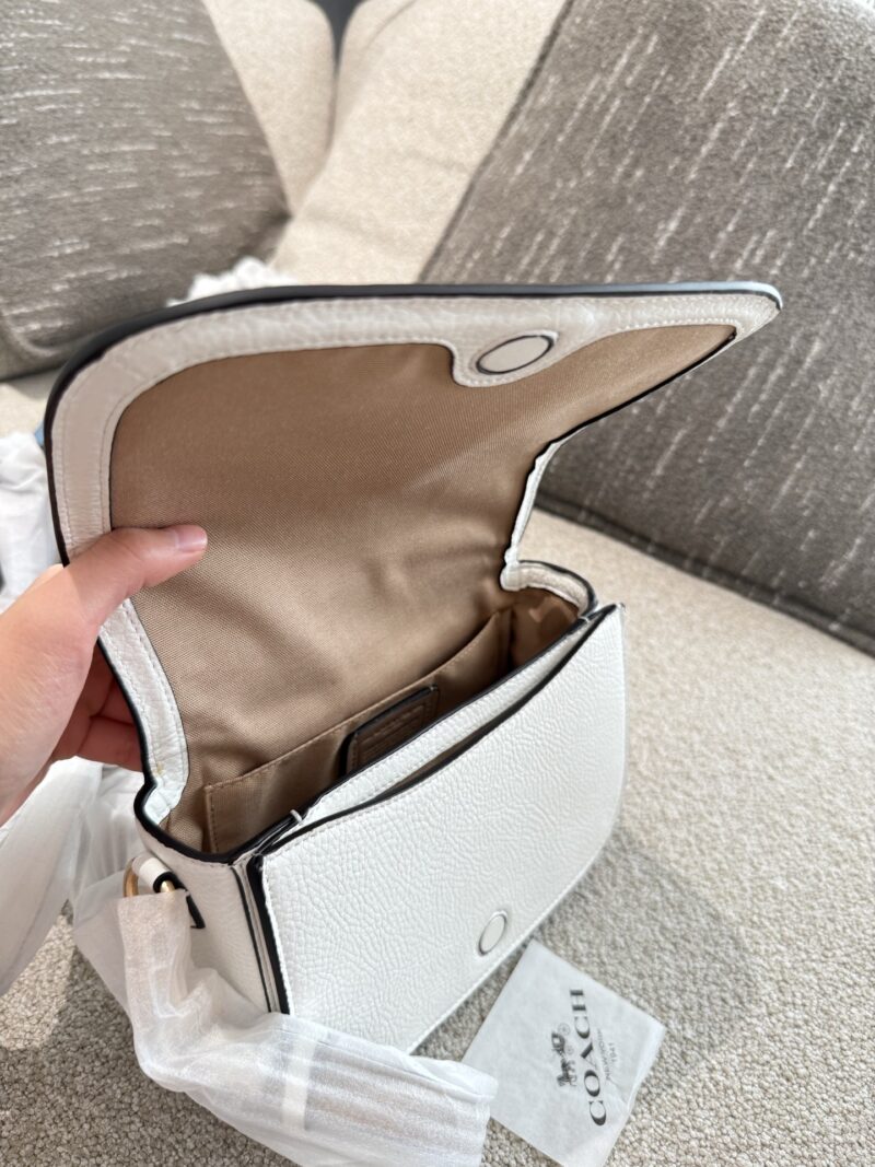 Coach carriage saddle bag p240
New Carriage Series
Coach Coach women's full carriage style saddle bag crossbody bag Saddle [Grin] is a very practical and beautiful model, with a retro saddle bag shape and full leather edging that is not easily deform...