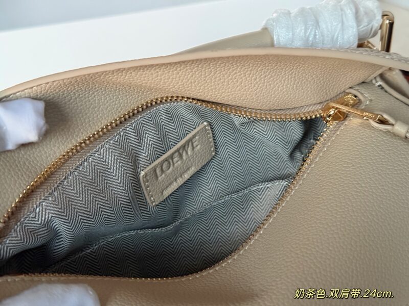 e7f7a910e5.jpg 320 box
Size: 24 * 15cm (large)
Loewe Geometry Package Puzzle
The latest version of woven shoulder straps
Clean Puzzle Edge is very advanced!
?? Cowhide quality!
Completely hold on!