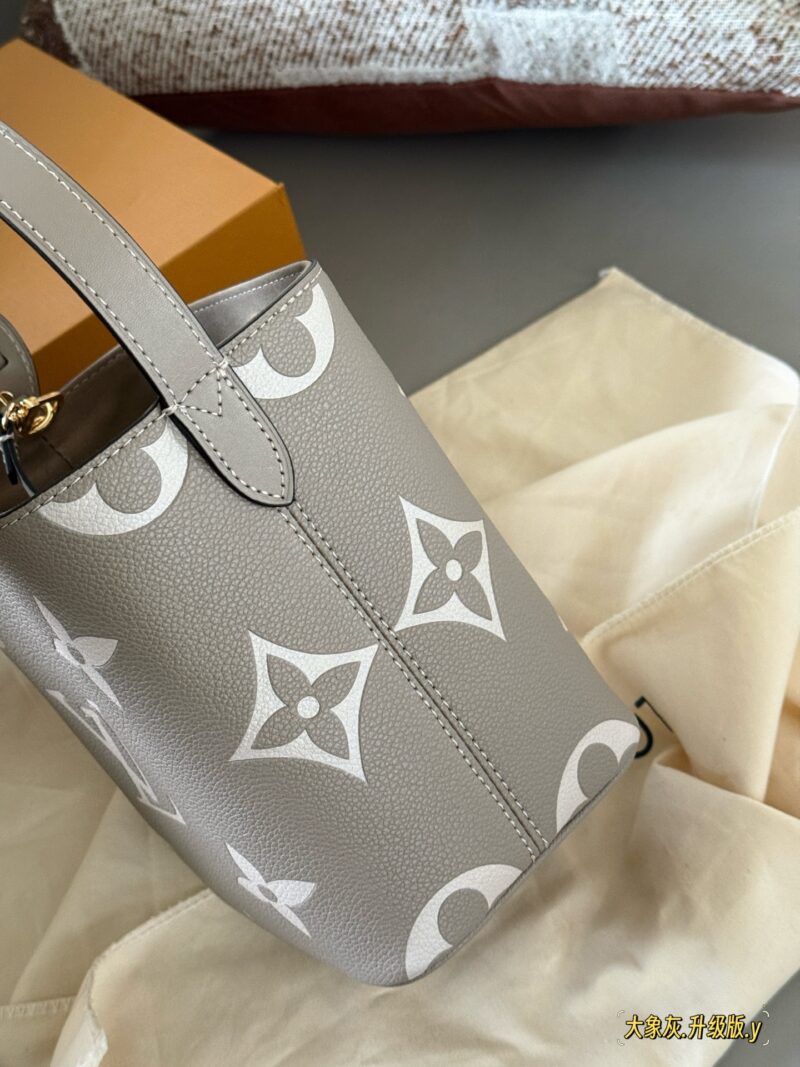 e7ff0149a1.jpg 235 box
size:18*16cm
ALL IN BB Heavy Attack
Who wouldn't be confused after reading this!
I didn't expect to like it more and more as I watched it
There are two sizes of holes for L home AII IN BB
25ss bucket bag