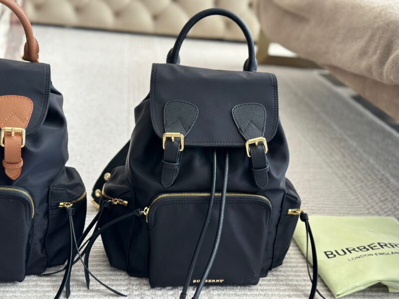 e841fb443b.jpg 230 without box
size:28*32cm
Bur backpack
Waterproof nylon material paired with cowhide!
Ultra light and convenient!
The hardware is very shiny ?
My favorite is the metal chain on the lower half of the strap
Soft and comfortable behind!