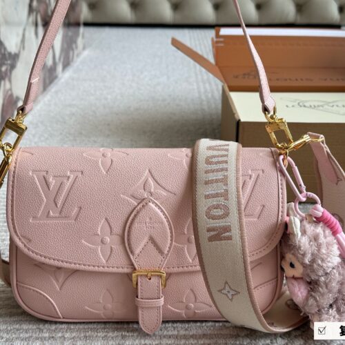 265 box
size：25*17cm
L Family Diane French Stick Handbag
The magic wand bag is really beautiful!
The leather and color are both good,
Configure two shoulder straps ?? Sweet and salty!
Search for Lv Law Stick