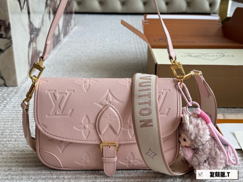 e844dcc9fb.jpg 265 box
size:25*17cm
L Family Diane French Stick Handbag
The magic wand bag is really beautiful!
The leather and color are both good,
Configure two shoulder straps ?? Sweet and salty!
Search for Lv Law Stick