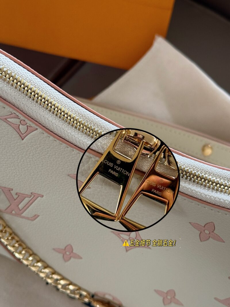 e84af35c19.jpg 240 box high order version
size:29*16cm
L's white strawberry cream croissant
Cream white with dotted strawberry jam is the color of summer
Lively and lovely!
Two shoulder straps can be worn diagonally or on one shoulder
Mainly, you will like this color~