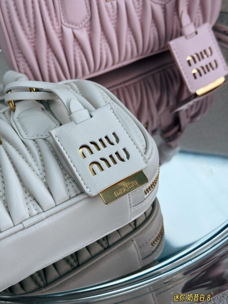 e858981054.jpg 250 boxes
size:19*10cm
Miu's small trash bag is really heart wrenching!
Miumiu's new mini bowling bag is so cute
Newly released mini size
Smaller and narrower than the previous small size, with a sloping back that is more convenient for internal ca...