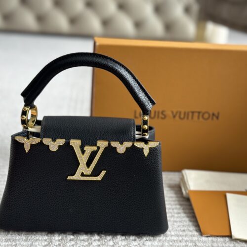 ￥ 245 Folding Box
LVCapucines noblewoman bag gold buckle hardware, super complicated production process, a must-have for queen style, mini unique ultra wide shoulder strap, classic large logo design, combined with monogram classic small flower eleme...