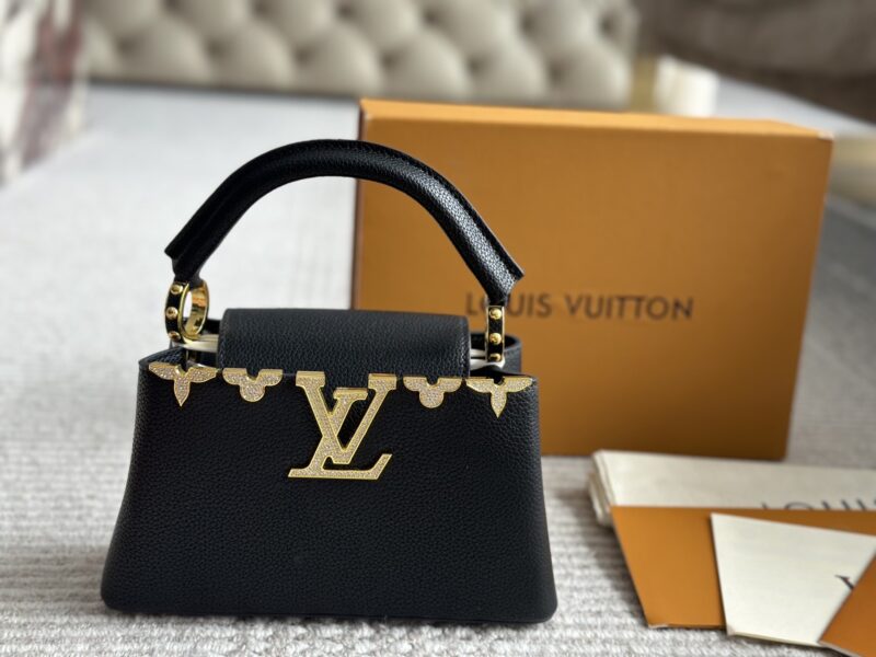 e85d28887f.jpg ¥ 245 Folding Box
LVCapucines noblewoman bag gold buckle hardware, super complicated production process, a must-have for queen style, mini unique ultra wide shoulder strap, classic large logo design, combined with monogram classic small flower eleme...