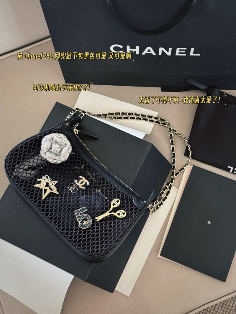 e868718619.jpg 210 230 (brooch) box
size:26*16cm
Xiaoxiangjia 25S fishing net bag
You can DIY it perfectly with the brooch! ( ?? The style of the brooch is fixed! )
It's too fragrant to love
There is also a small card bag inside, which can hold some chang...