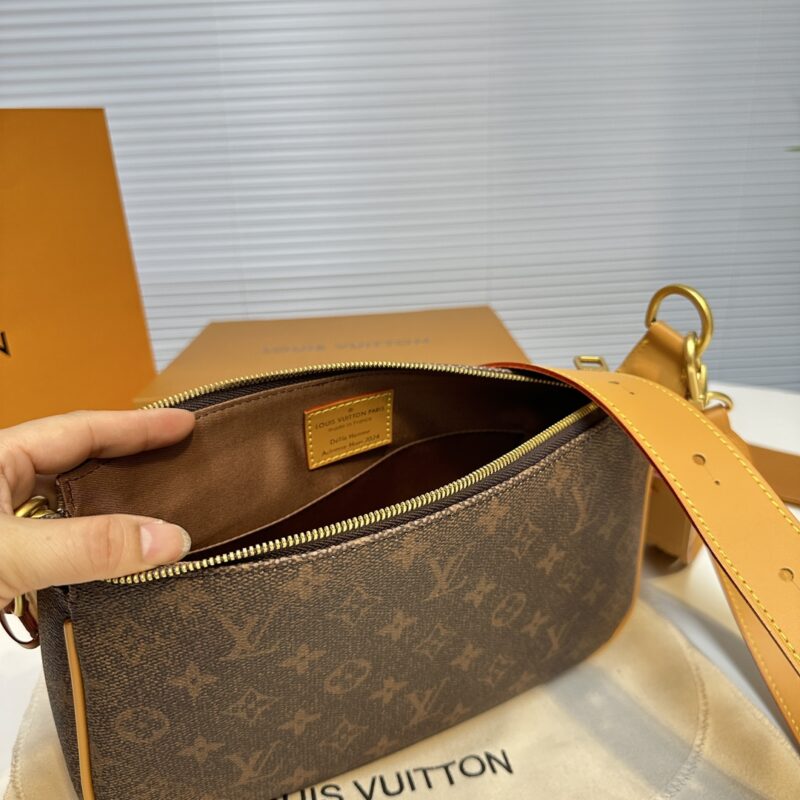e86af9476c.jpg 260 Purchasing Grade Duty Free Edition M11623 This Pochette Accessory XL handbag features a Monogram pattern on Monogram Dust canvas that has been tested over time, injecting a handsome atmosphere into the classic configuration originating from 1990....