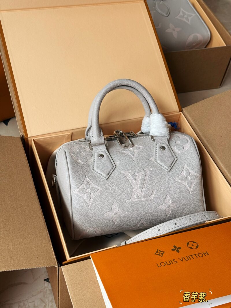 e87293b7a2.jpg 220 new model (with box)
size: 20*14cm
L Home Speedy 20
Let's feel the joy of Speedy together~
This size is just right!
Sweet Potato Purple Speedy 20
Light purple gray blended milk is dripping!
Search: Lv speed 20