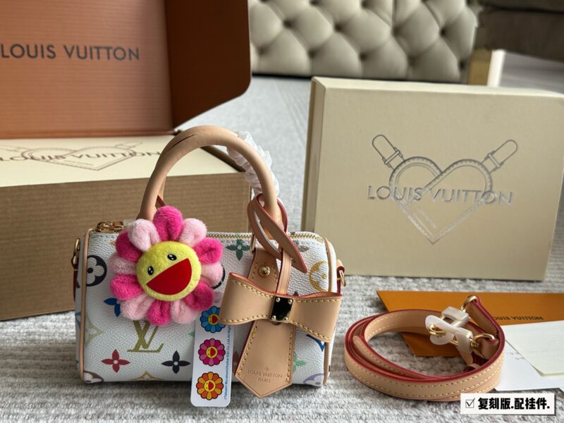 e8830c7806.jpg 215 Remastered Edition (Comes with Box)
size:16*10cm
Murakami Takashi Joint Cooperation Payment
L Home SS2022 Speedy Nano
Purchasing channels
Taiwanese customers order vintage flowers+hardware+color changing leather
The shoulder strap can be disass...