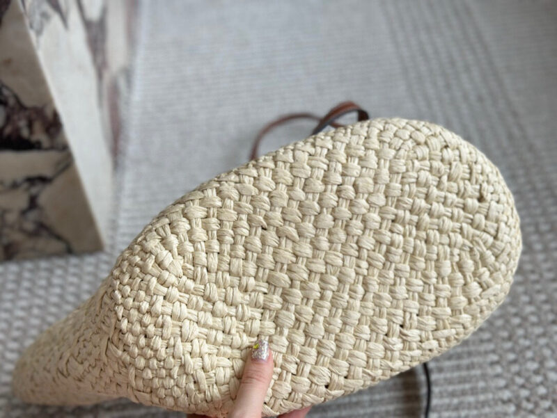 e8a0bf77e9.jpg 180 without box
Size: Bottom width 30, top width 50 * height 25cm
LOEWE | Grass woven bag
Don't you have such a beautiful straw woven bag in summer?
100% suitable for vacation~
Look at the sea, look at the sea, look at the sea