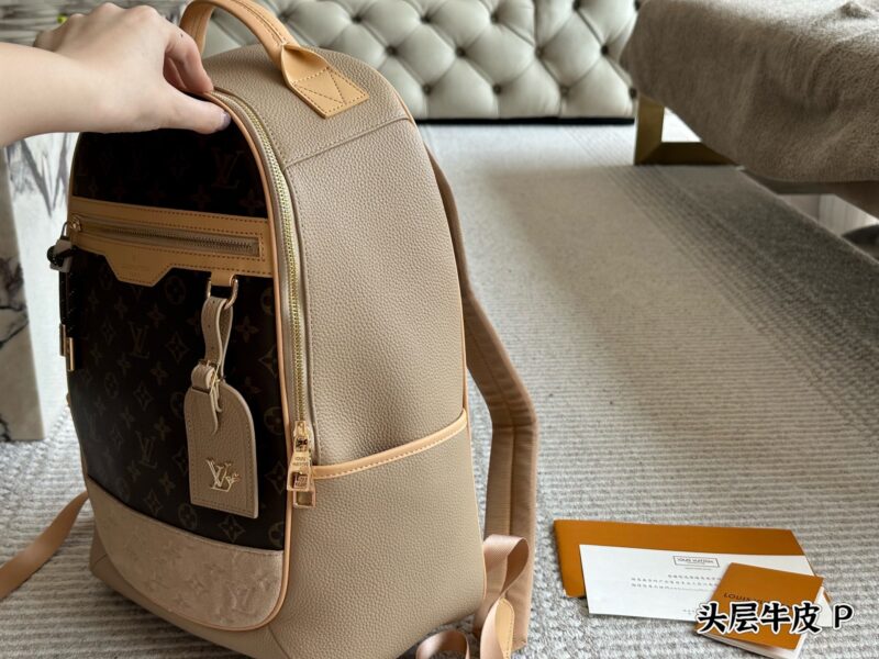 430 layer cowhide
size：32*43cm
The recently popular new backpack
Hobo cargo is on fire!
Because of the upper body! Exactly! Okay! Look!
L's latest backpack
High appearance and super practicality!!!