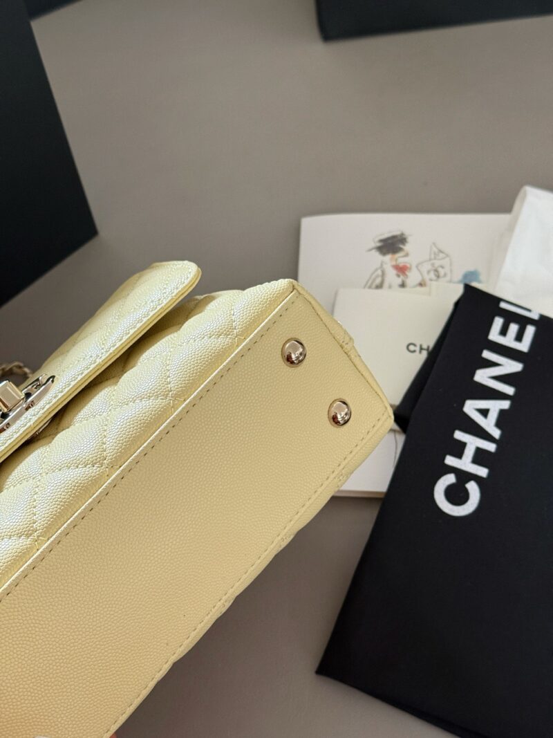 e8c4e6f8d7.jpg 230 box
Size: 19 * 14cm (small)
Cute and lovely chicken yellow/very suitable for summer color matching~
Xiaoxiangjia Coco Handle Handbag
Grain leather material
Original hardware!