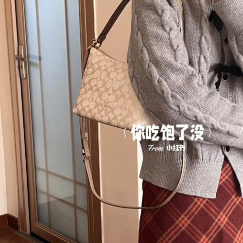 Can be worn under the armpit/shoulder/crossbody/one bag for multiple purposes