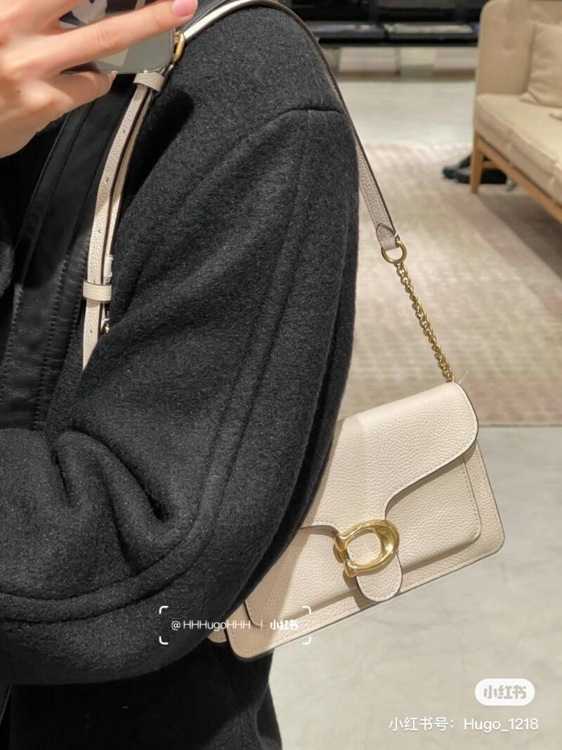 Dongbai Coach/Classic Wine God Bag
The eternal wine god bag, never tire of it
A bag in hand, matching all~