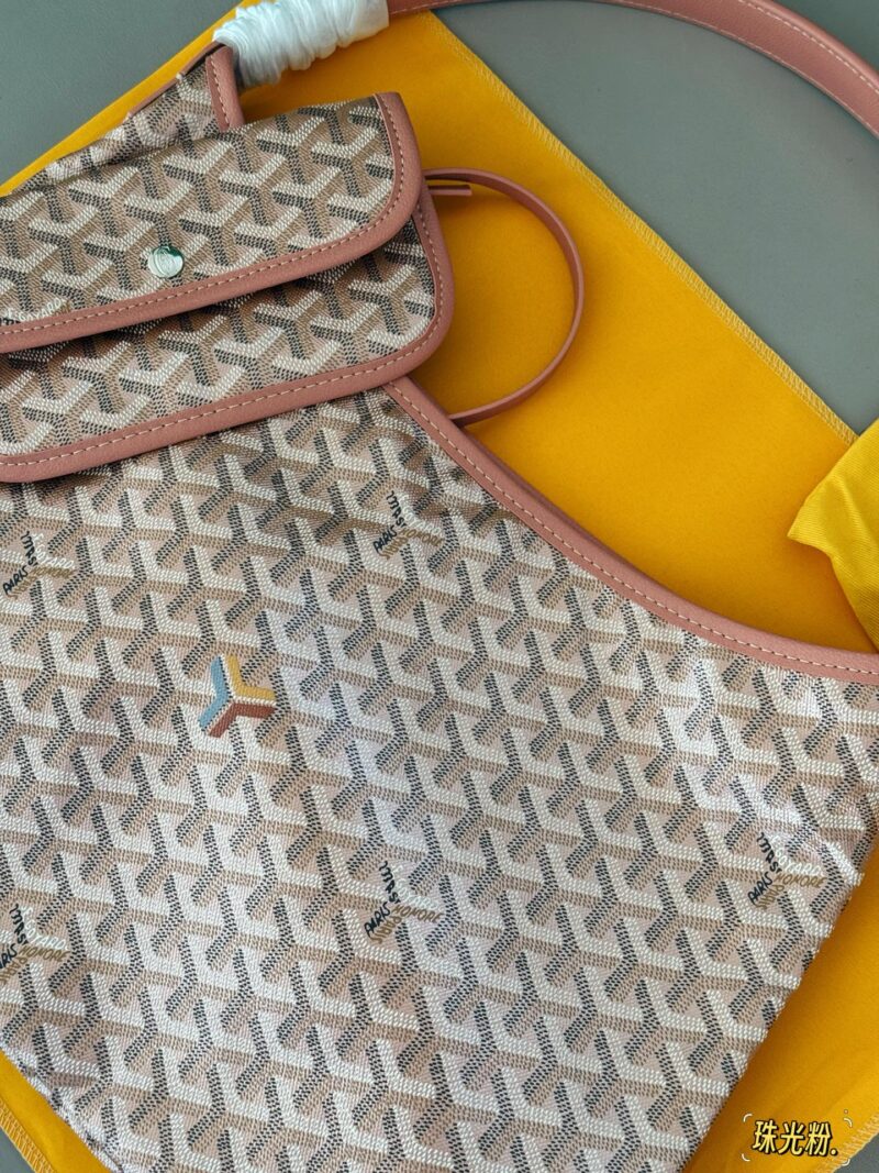 240 unboxed upgraded version
size：32*25cm
Goya's New Hobo Underarm Bag/
Goyard pearl powder is too girly
It's really high-end and girlish
Leather/leather/workmanship have all been upgraded!
From beginning to end, everything was booked by customers!...