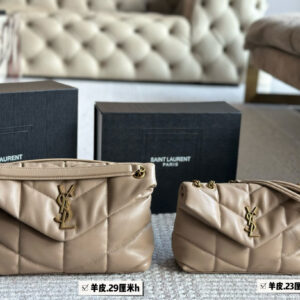 300 boxes
size：21*13cm
L's new small postman Metis
Freshly baked colors in spring and summer
The perfect sized LV mailman bag is here
The usage rate is super high!
Cute and lovely finally!! It's out!