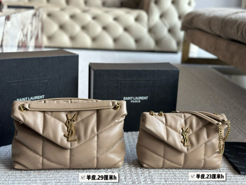 e8de6e2154.jpg 300, 190 with box sheepskin
Size: 29 * 22cm (large)
23 * 16cm (small)
YSL Cloud Bag
LOULOU PUFFER
Quilted lamb leather bag
Like embracing clouds ?? General feeling
