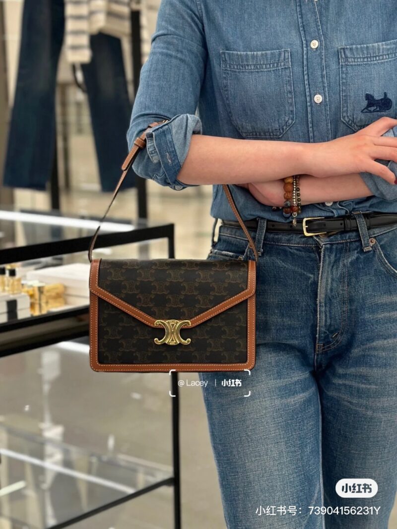 e8ea6de188.jpg CELINE aging Arc de Triomphe envelope bag, lightweight chain splicing, compact body more suitable for autumn and winter super practical! To To accommodate larger smartphone models such as Plus, adjustable shoulder strap (50cm) # Celine Woc # Celine ...