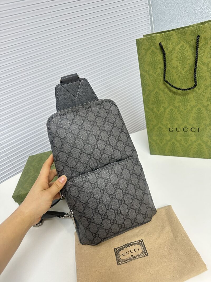 Classic Grey CUCCI Size 18 x 29 Men's Chest Bag
Small and stylish, showcasing a casual yet unrestrained attitude. Intelligent shoulder strap design, suitable for carrying on the left or right shoulder. Design a shape that improves the comfort of carr...
