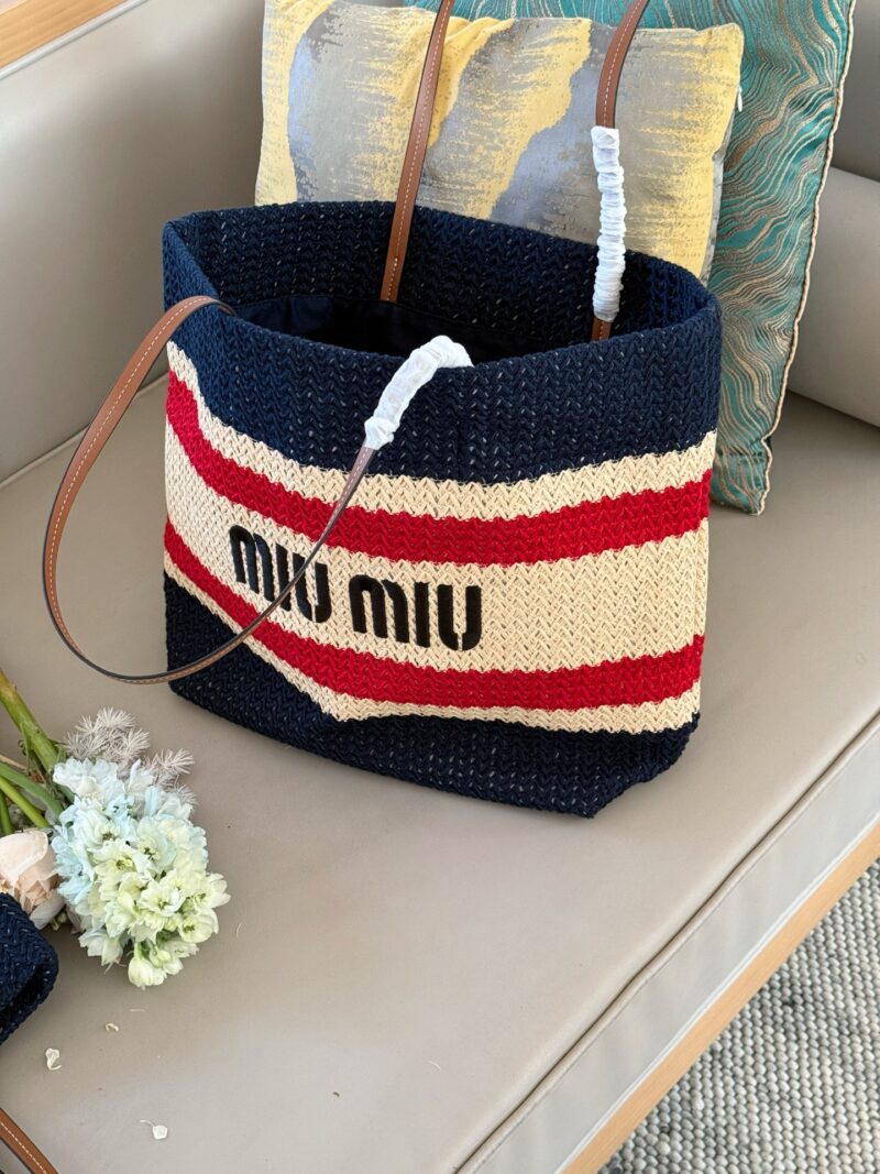 200 without box
Size: 36 * 37cm (vertical version)
Medium width 45 * 35cm (horizontal version)
MiuMiu woven bag, win hemp
This crochet tote bag
Splicing patterns with vibrant color blocks!
What you need for a perfect texture score is one
Loose short-...