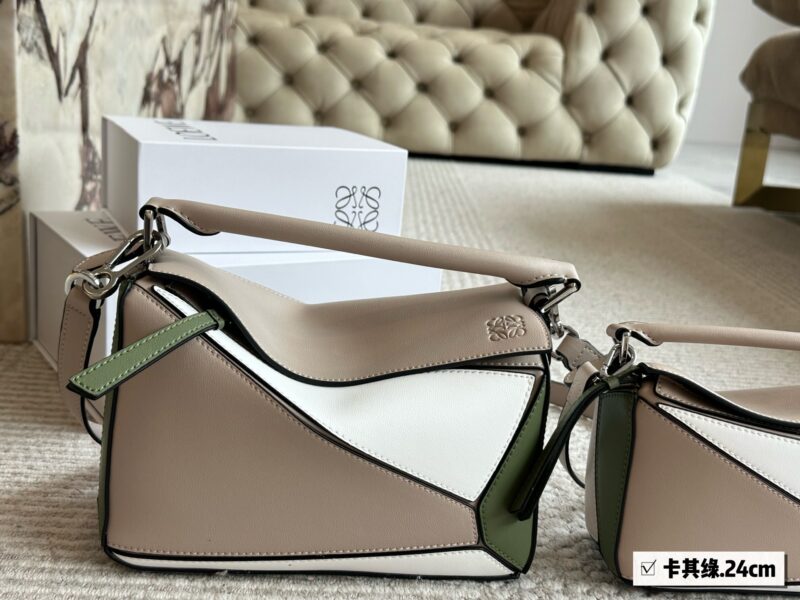 e9133a8930.jpg 225 255 box
Size: 18 * 11cm (small size)
24 * 15cm (large size)
Loewe Geometry Package Puzzle
A very textured color,
The new blue green white puzzle edge is very advanced!
?? Cowhide quality!
Completely hold on!