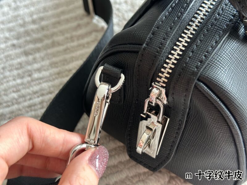 e9137a97e6.jpg 290 pairs of folding box cowhide
size:21*11cm
Prad Boston Pillow Bag
Parachute fabric
The bottom and handle are made of cross patterned leather
Three dimensional, stylish, lightweight, and casual
Equipped with a zero wallet!
A super good item!