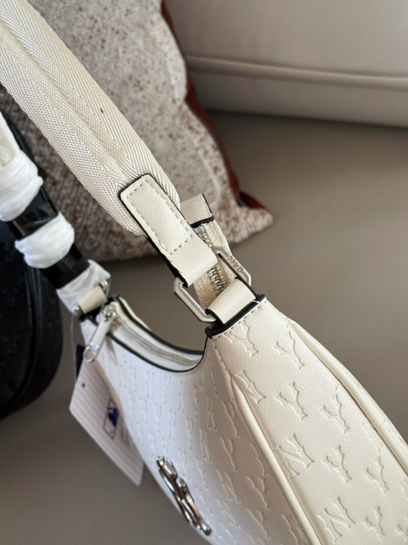 e919eeb97b.jpg 170 boxes
size:22*15cm
Summer travel|
We can't do without an MLB armpit bag
MLB Dark Pattern Underarm Bag
Understand me, black and white are two colors
High end feeling with leather surface for better maintenance