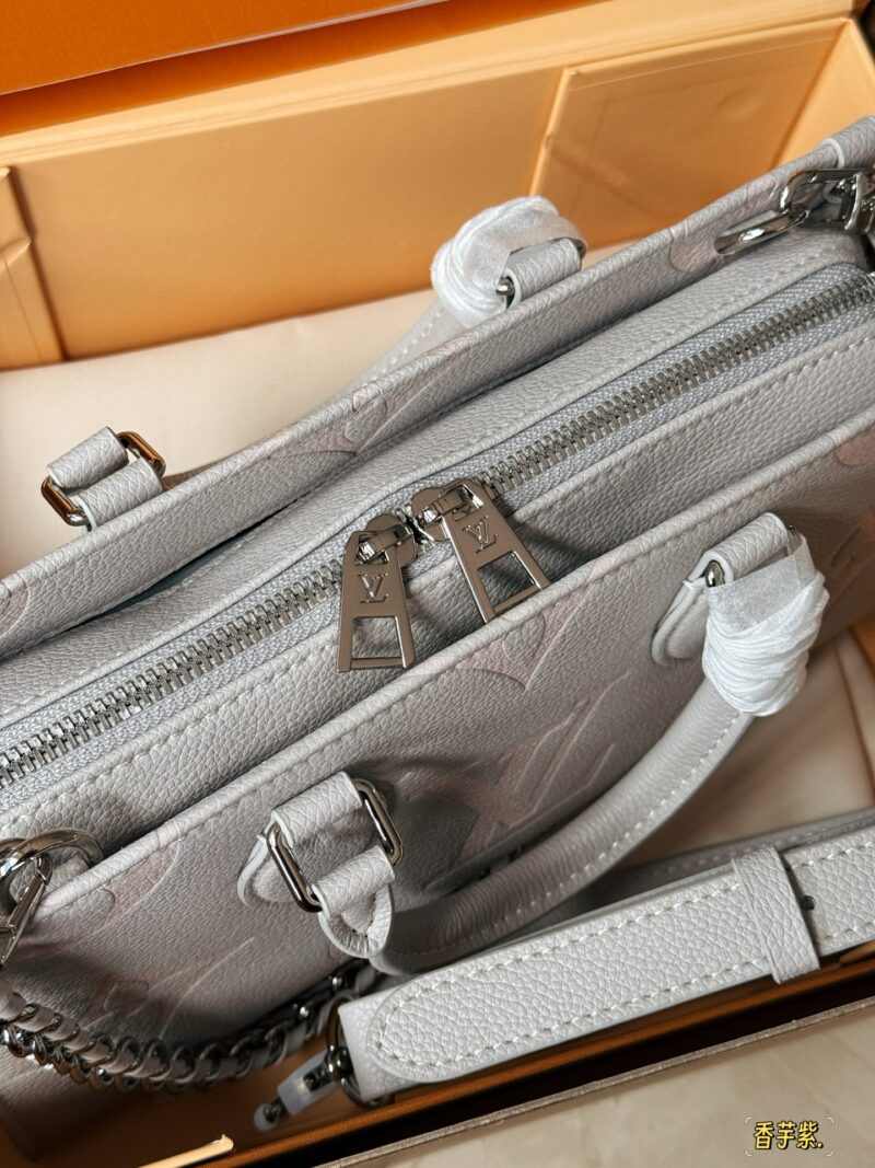 e9263ca117.jpg 230 box
size:25*13cm
Highly anticipated by everyone!
L Home OnTheGo East West
NEW Light purple gray tone with a milky and ethereal aura
configuration ? Two types of shoulder straps!
Paired with YDDS
Recommend this bag type! Super practical