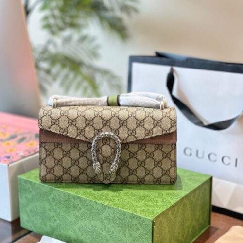 Gucci Diamond Button Wine God P270
Many people say this bag is the tears of the times, but I believe it is the beauty of love~~
Gucci Dionysus' wine god bag was released at the 2015 autumn/winter women's fashion show, and in 2022, a new diamond butto...