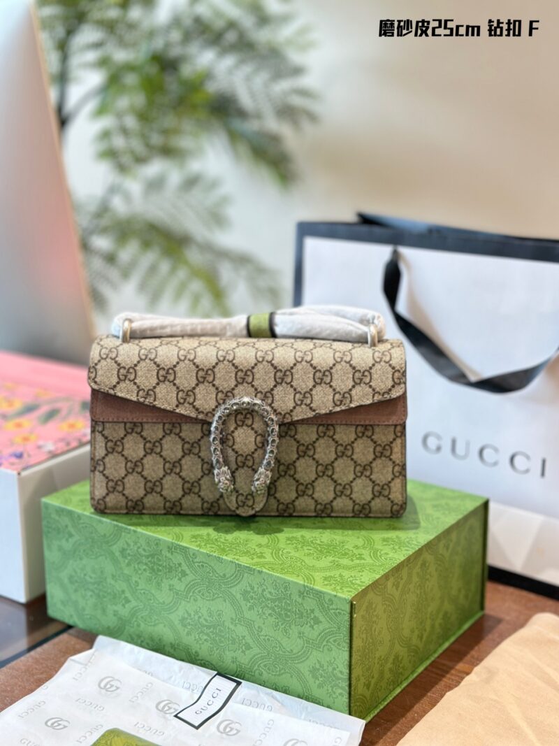 Gucci Diamond Button Wine God P270
Many people say this bag is the tears of the times, but I believe it is the beauty of love~~
Gucci Dionysus' wine god bag was released at the 2015 autumn/winter women's fashion show, and in 2022, a new diamond butto...